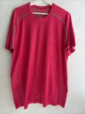 Lululemon Men's pink Crewneck Short Sleeve Shirt